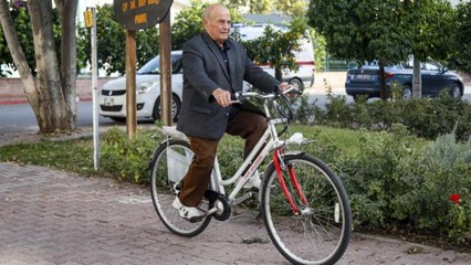 85 yaşındaki muhtar 46 yıldır mahalleyi bisikletle dolaşıyor