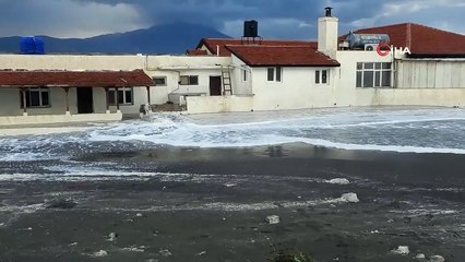 Hatay’da deniz taştı, iş yerleri ve caddeler su altında kaldı