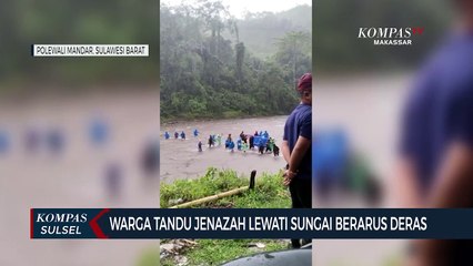 Warga Tandu Jenazah Lewati Sungai Berarus Deras