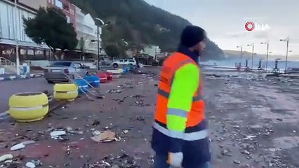 Dev dalgalar bir ilçemizi daha yuttu