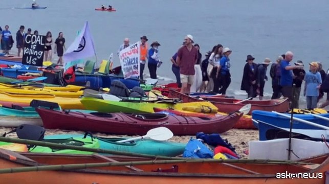 Bloccano un porto australiano con i kayak, in arresto 109 attivisti