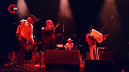 Rock grubu The Brian Jonestown Massacre’ın üyeleri sahnede kavga etti