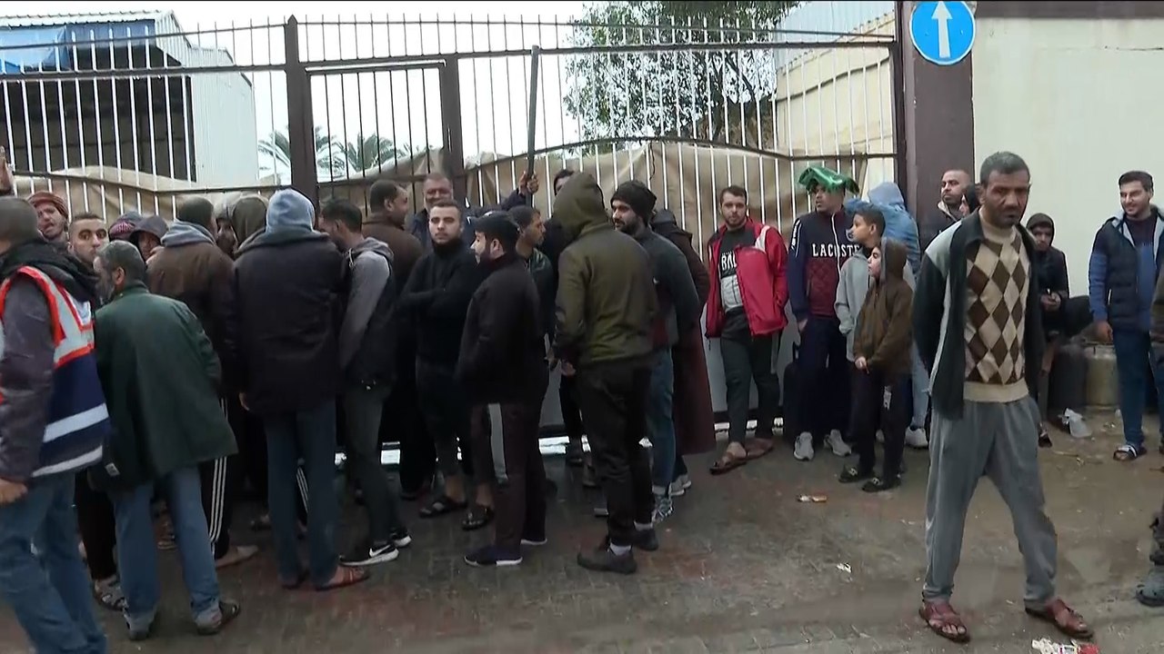 شاهد.. طوابير بإحدى محطات تعبئة غاز الطهي في خان يونس
