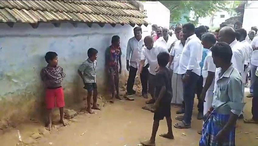 சேலத்தில் சிறுவர்களுடன் இணைந்து கோலி குண்டு விளையாடிய பாமக எம்எல்ஏ அருள்