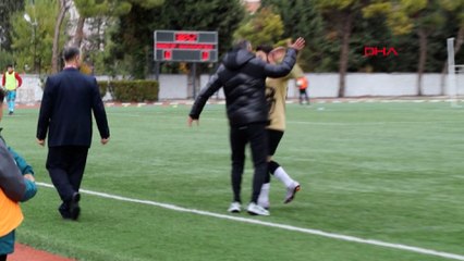 Télécharger la video: Kırmızı kart gören futbolcusunu tokatladı