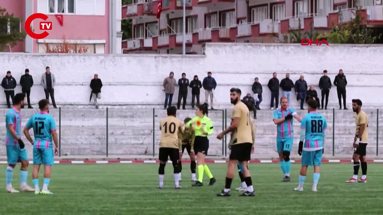 Bölgesel Amatör Lig'de şoke eden görüntü: Kırmızı kart gören oyuncusunu tokatladı!