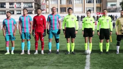 Kırmızı kart gören futbolcusunu tokatladı