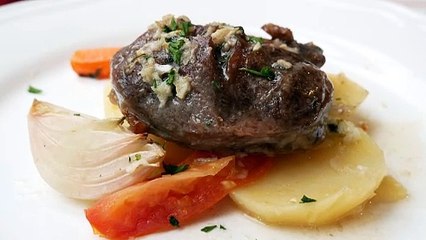 Carrillera de cerdo al horno con verduras, un guiso clásico y sabroso