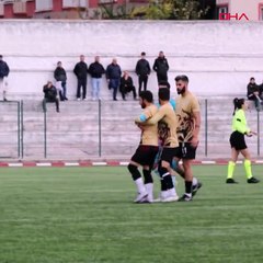 Kırmızı kart gören futbolcusunu tokatladı
