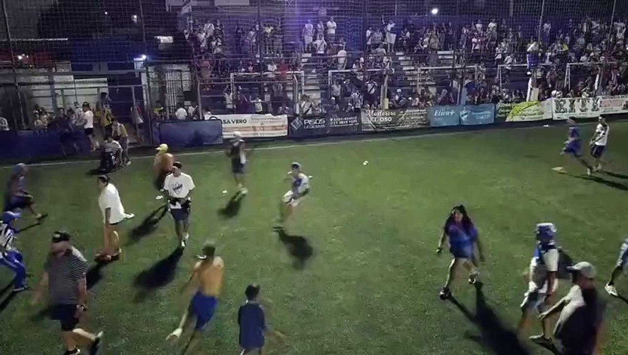Así fue la pelea entre barras de Midland, tras el ascenso a la Primera B Metropolitana.