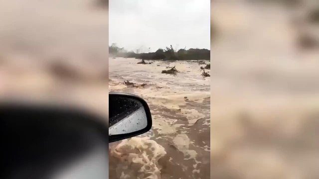 Hopa-Kemalpaşa arasındaki Karadeniz Sahil Yolu göle döndü