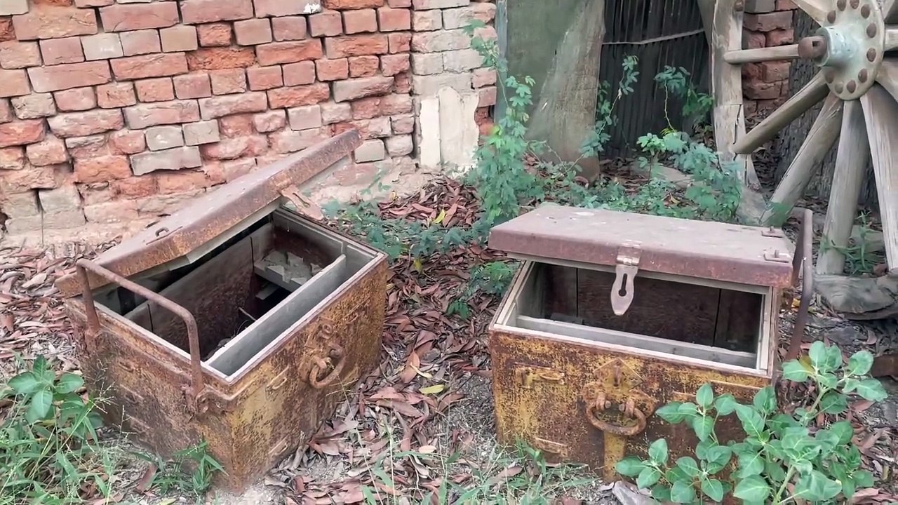 100 years old used Riasat Bahawalpur palace secret jewelry boxes  100 سال پہلے ریاست بہاولپور صادق گڑھ پیلس کا خزانہ لے کر جانے کے لئے استعمال ہونے والے ڈبے