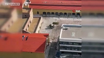 Sinirlenen operatör işçileri kepçeyle kovaladı