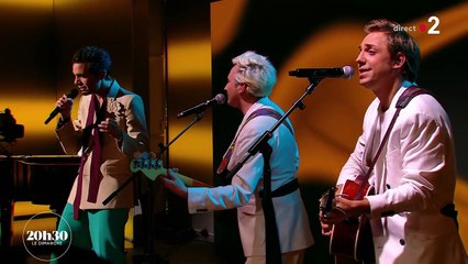 Mika chante avec Valérie Lemercier sur le plateau de Laurent Delahousse