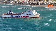 Nave arenata davanti a Milazzo in Sicilia in corso le operazioni della Guardia Costiera