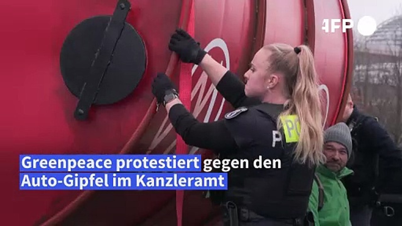 Auto-Gipfel: Greenpeace blockiert Einfahrt zum Kanzleramt