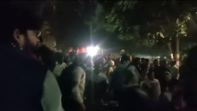 69000 शिक्षक भर्ती के अभ्यर्थियों का पूर्व सीएम अखिलेश यादव के आवास पर जमावड़ा