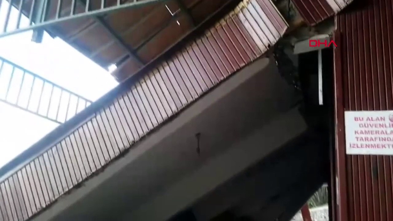 Akçakoca'da fırtına ve dalgalar plaj tesisi yıktı