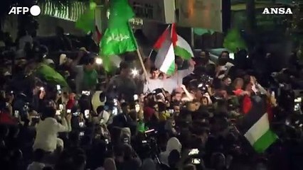 Liberi i primi 13 ostaggi israeliani, la tregua regge