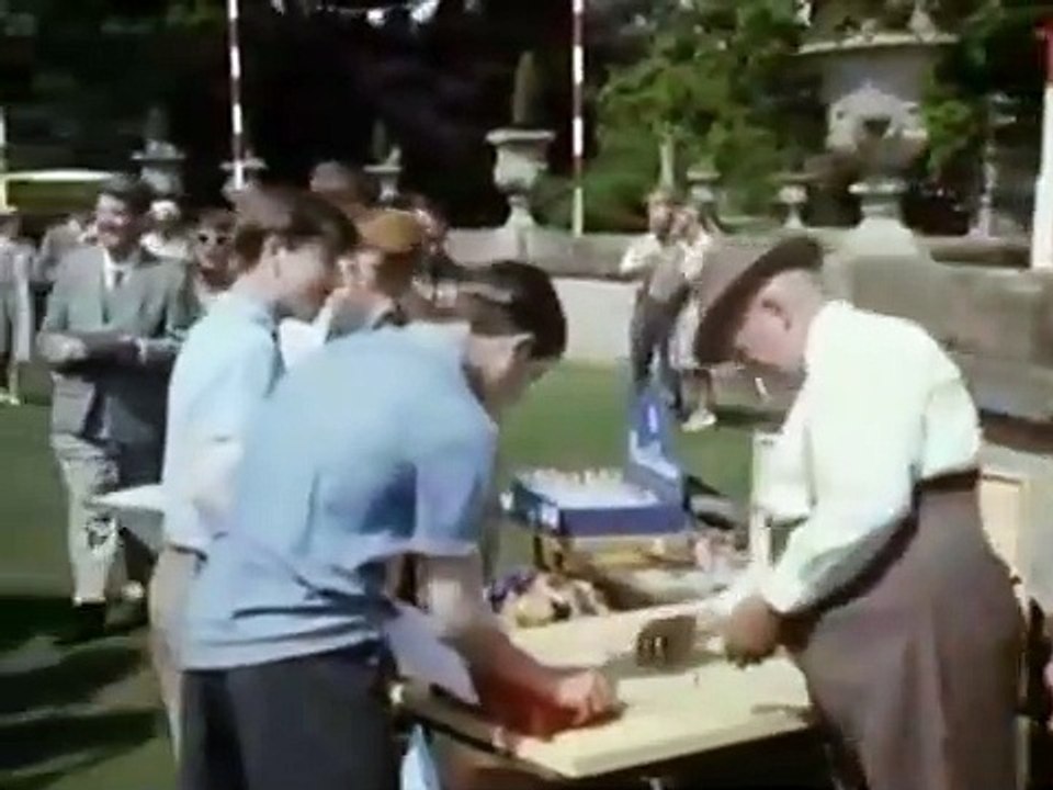 Miss Marple: El espejo se rajó de lado a lado serie de (TV) (1992)
