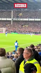 Así 'explotó' el estadio con el gol de chilena Alejandro Garnacho