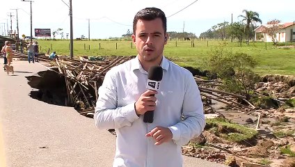 VÍDEO: Poste de luz desaba e quase atinge repórter durante gravação no Sul de SC