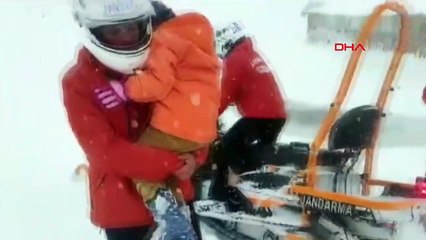 KAR NEDENİYLE YOLU KAPANAN MAZRADAKİ HASTA ÇOCUĞU JAK TİMİ HASTANEYE ULAŞTIRDI