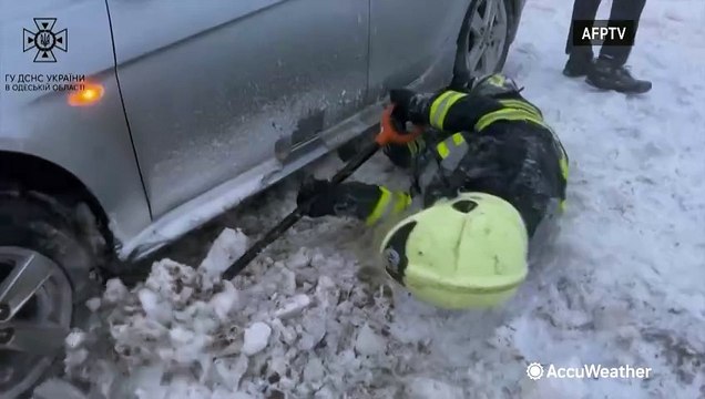 Snowstorm covers roads, causes power outages in Ukraine