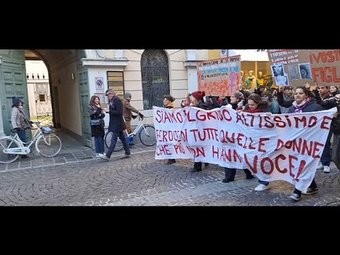 Pi? di mille persone per manifestare contro la violenza sulle donne