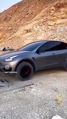 UN MODEL Y DANS LE DÉSERT