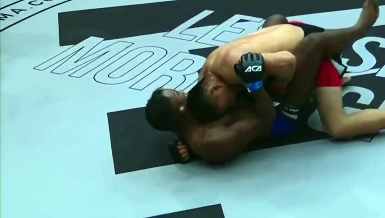 IMAGEM FORTE! Lutador brasileiro sofre lesão grave e quase tem orelha decepada durante evento de MMA