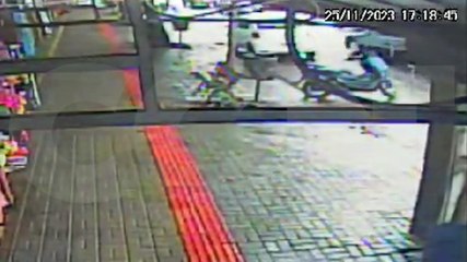 Condutor perde controle e Omega atinge poste na Avenida Carlos Gomes