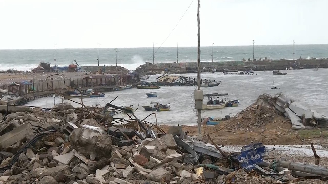 "الجزيرة" ترصد دمارا كبيرا بميناء غزة وشارع الرشيد الرئيسي