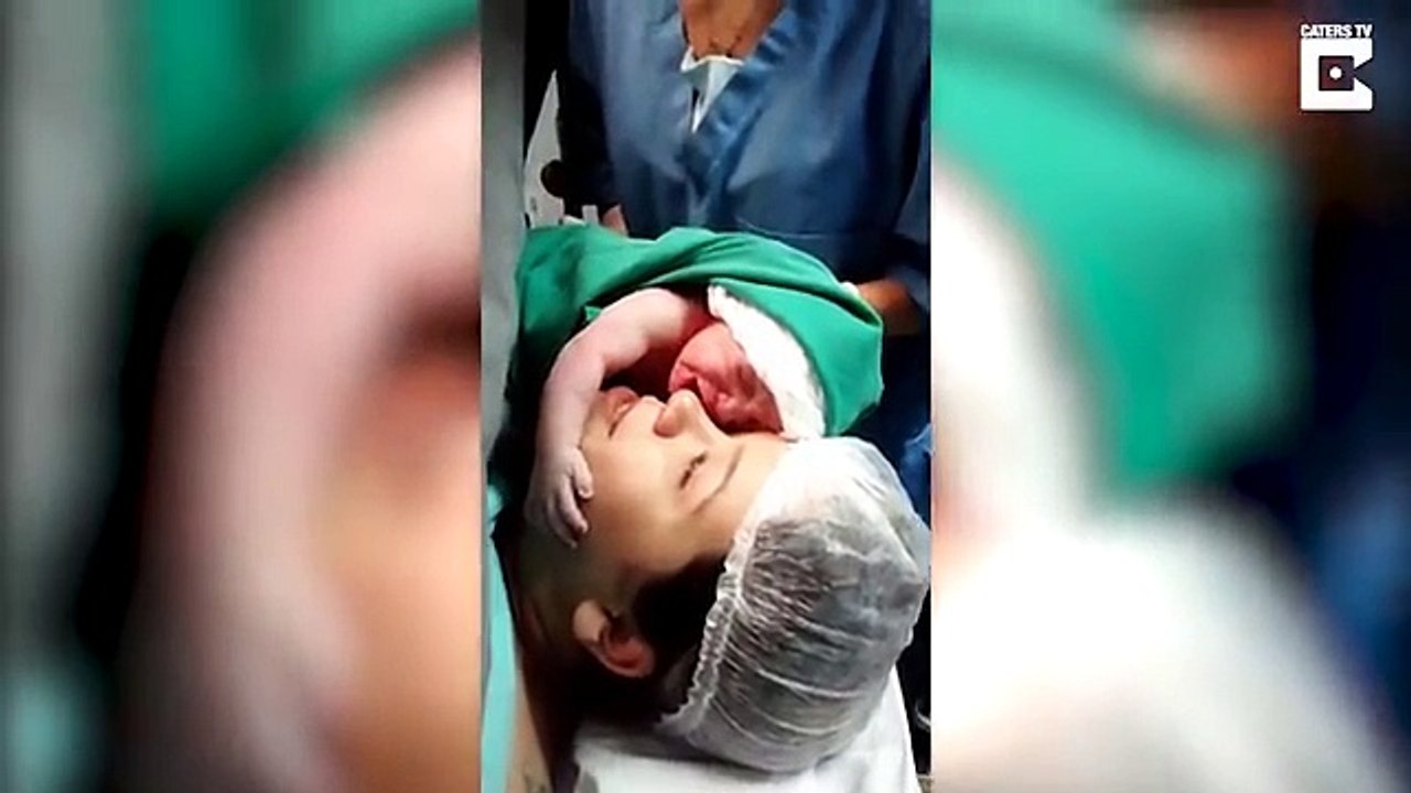 La Photo d'un Bébé Qui Embrasse sa Maman Quelques Secondes Après Sa Naissance.