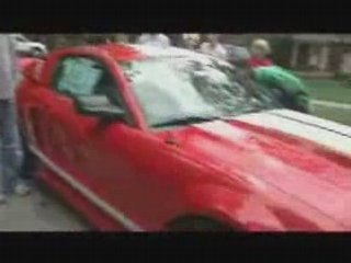 Un fils detruit la mustang de son pére ...