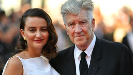 Voici - Emily Stofle, l'épouse du réalisateur David Lynch, demande le divorce