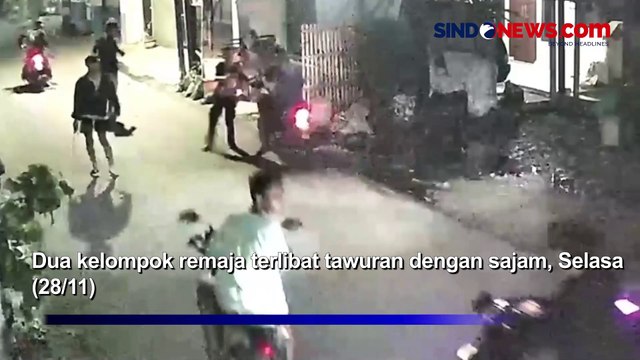 Terekam CCTV, 2 Kelompok Remaja Tawuran dengan Sajam di Kalideres