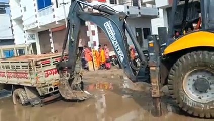 Watch Video : यहां से तो पैदल निकलना भी दूभर, सड़क पर फंस रहे वाहन