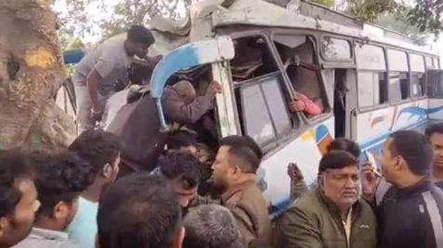 यात्री बस के ब्रेक फेल, पेड़ से टकराकर बनी कबाड़, सब तरफ मची चीख पुकार