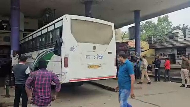 Roadways: बस स्टैंड पर खड़े थे लोग, बेकाबू बस कैंटीन से टकराई, बिखर गया सामान, जान बचाकर भागे यात्री, देखें वीडियो