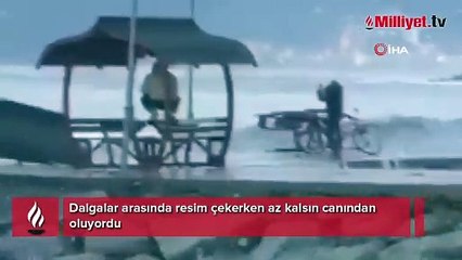 Dalgalar arasında resim çekerken az kalsın canından oluyordu