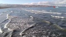 Van Gölü'nde dalgalar kartpostallık görüntü oluşturdu