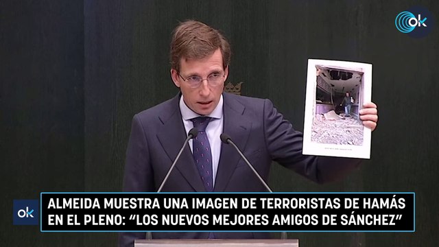 Almeida muestra una imagen de terroristas de Hamás en el pleno: «Los nuevos mejores amigos de Sánchez»