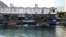 Rize'de dev dalgaların dövdüğü balıkçı barınakları hasar aldı: 2 balıkçı hastanelik oldu