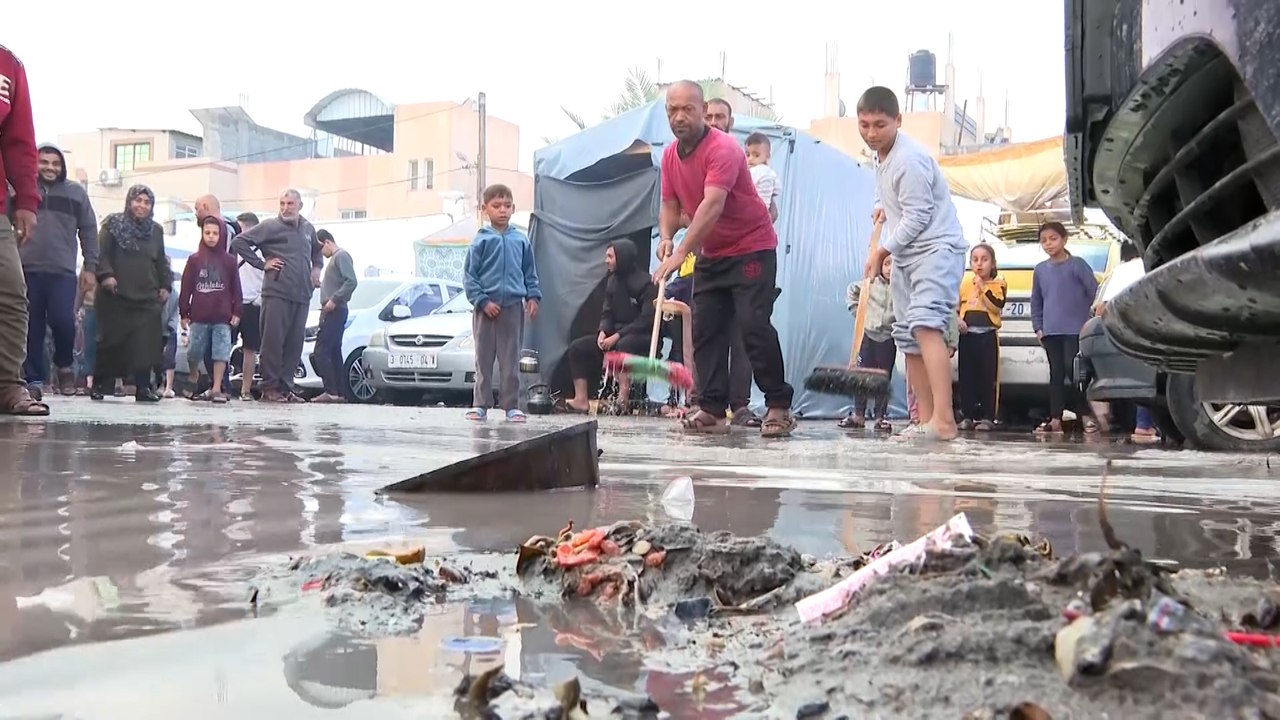 الأمطار تفاقم معاناة النازحين الفلسطينيين في مراكز الإيواء جنوبي قطاع غزة