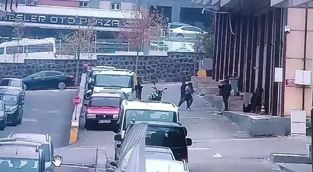 Kargo firması kuryesi, tartıştığı müşterinin iş yerine saldırdı