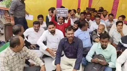 रोहतास: सेवा समायोजन की मांग को लेकर डाटा इंट्री ऑपरेटर ने किया हड़ताल