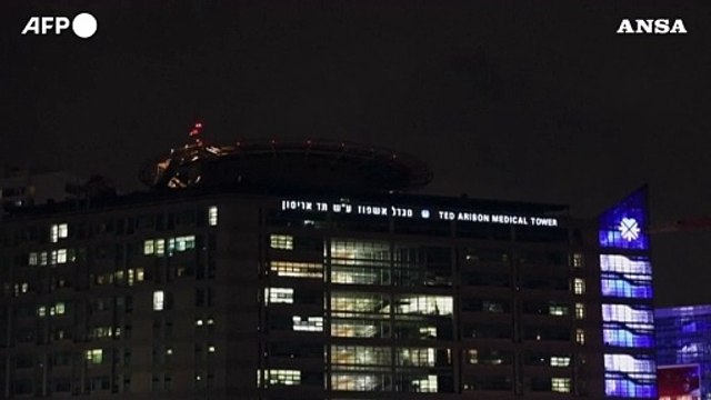 Ostaggi liberati, l'arrivo in ospedale a Tel Aviv a bordo di elicotteri militari