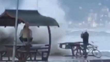 Sahilde cep telefonuyla dalgaları çekerken canından oluyordu