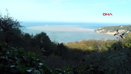 Bartın Irmağı'nın denize dökülmesi sonucu deniz suyu kahverengiye döndü